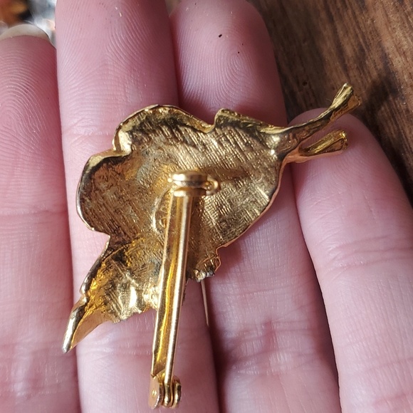 Signed BSK Double Leaf Gold-Tone Brooch – Vintage Renude B810 golden tone leaf signed vintage estate‎ brooch